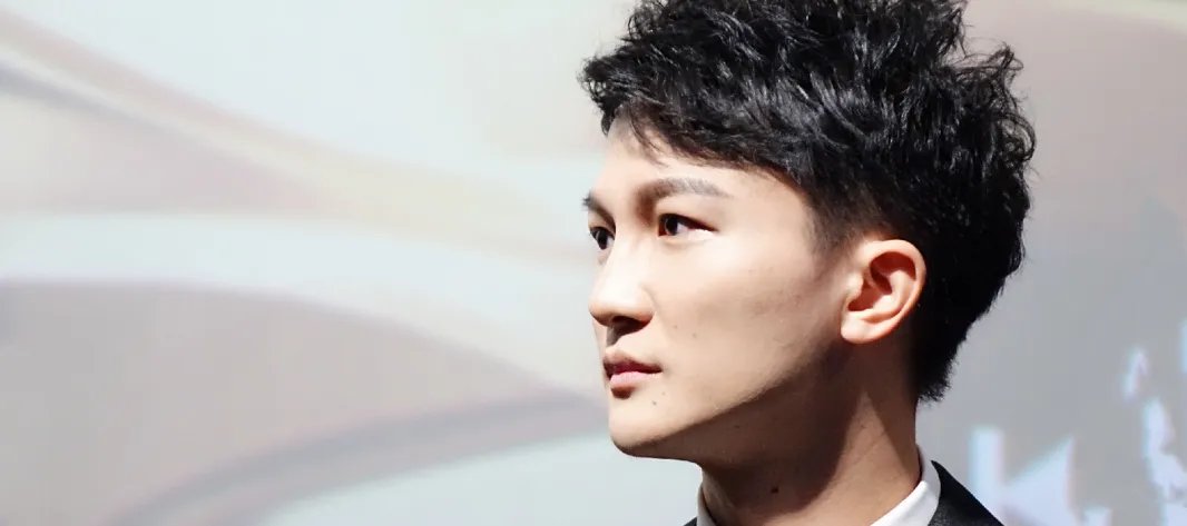 周深为保护嗓子,不吃土豆丝、米饭剪掉两头尖,和郭德纲有啥关系?