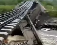 内蒙古一铁路桥被洪水冲毁，现场有无人员因此受伤？