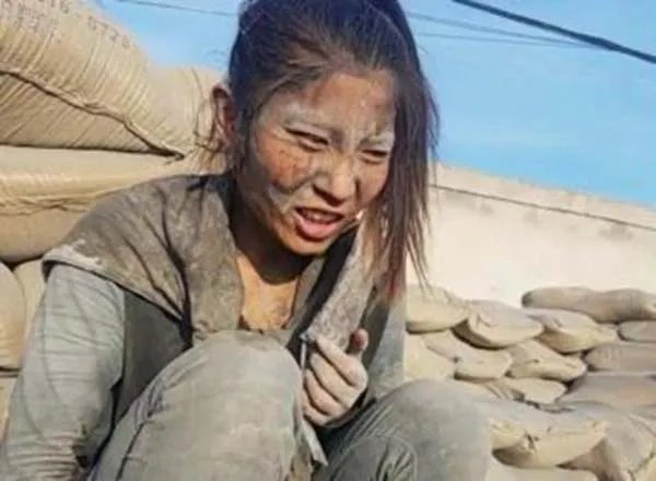 “水泥西施”骗局遭揭露,丈夫最后选择了什么?