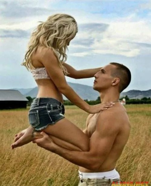 据说最近流行这样玩亲亲 高难度情侣合照走红