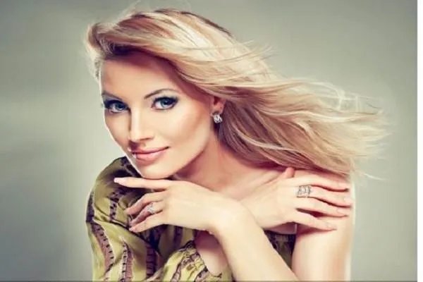 没有傲人身材的超模凯特·莫斯,为什么红了三十多年?