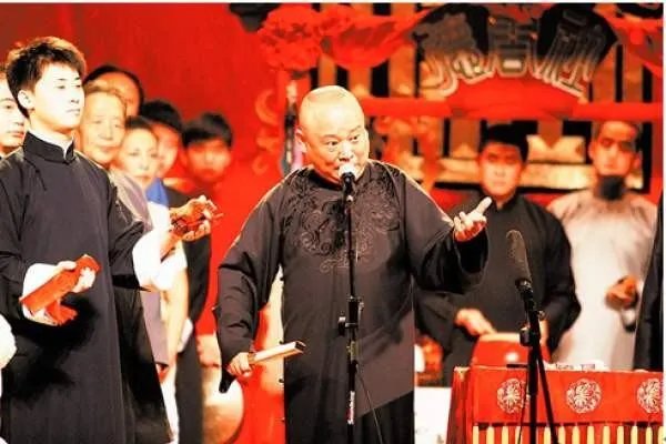 德云社演员退粉丝群，网传刘九儒频繁翻初二女生的牌子是怎么回事？