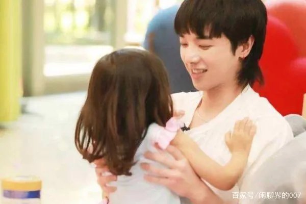 一件事情华晨宇也在微博里面阐述了一个这个女儿真的是非常的可爱