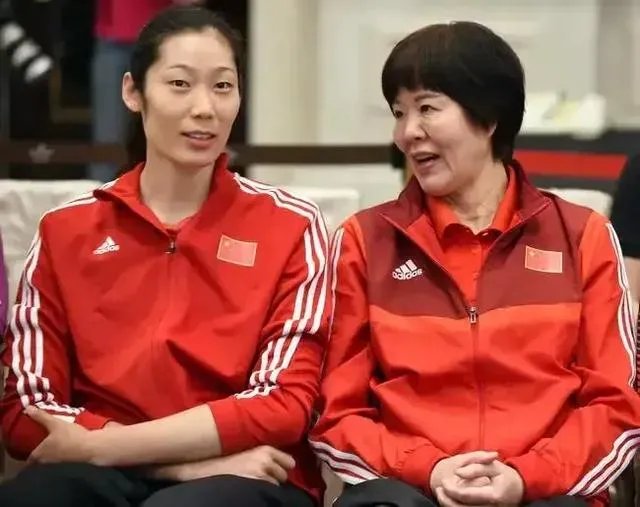 今晚女排3：0战胜俄罗斯，朱婷和李盈盈谁发挥的更好？