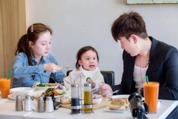 李小璐为甜馨庆生，贾乃亮公开回应了什么让网友们“哗然”？