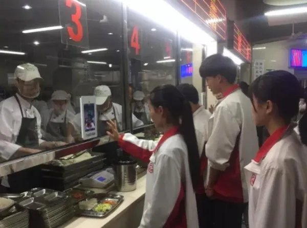 高中推刷脸吃饭是什么意思？