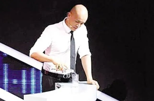 得罪了金星还强吻谢娜，乐嘉到底为何被封杀？