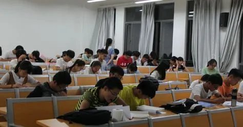 985毕业生大量涌入县城，是新一轮上山下乡还是人间清醒？