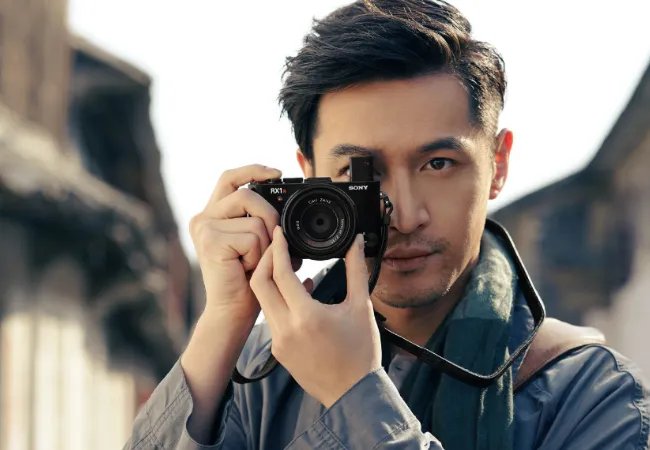 除了邀白血病粉丝看话剧，胡歌还有哪些与众不同的表现？