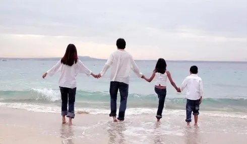 警方在侦破申聪被拐案后,你认为申聪应该与养父母还是亲生父母一起生活?