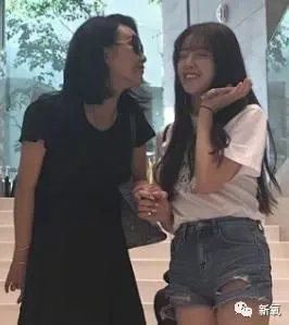 王中磊闺女晒长腿照，娱乐圈大佬们的千金都长什么样？