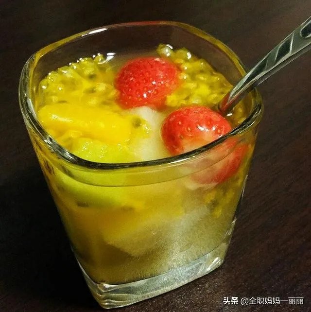 最近很烦恼，开了一家水果捞的饮品店，生意不怎么样一天就四五单。吃饭钱都不够，各位网友有什么好办法吗？