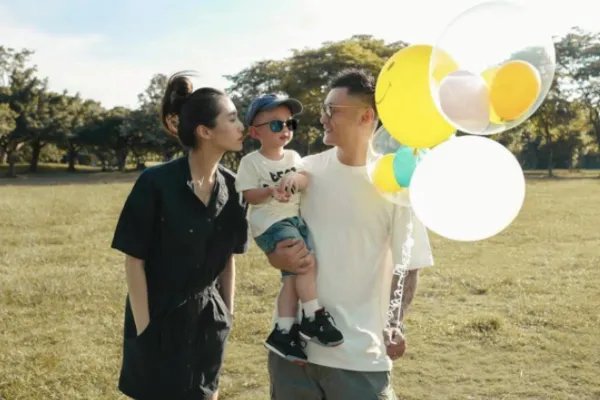 余文乐520晒照表白妻子,你知道他妻子是哪位吗?