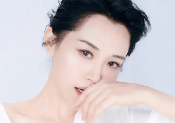 53岁许晴新片被换脸，出演的角色遭全面除名，究竟发生了什么？