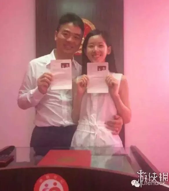爸爸抱女儿,奶茶妹妹刘强东屋内饭合影 网友:见娘家人?