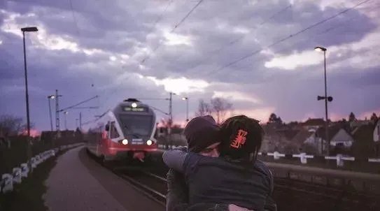 在两性关系中，一个男人最经不起女生怎样撩呢？