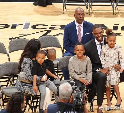 为什么波什在退役演讲中，几乎不怎么提到詹姆斯？频繁的提到韦德，球队管理层，家人？