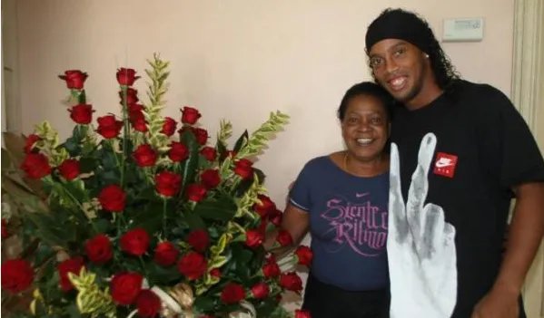 小罗母亲因新冠去世，享年71岁，还有哪些足坛明星因疫情失去家人？