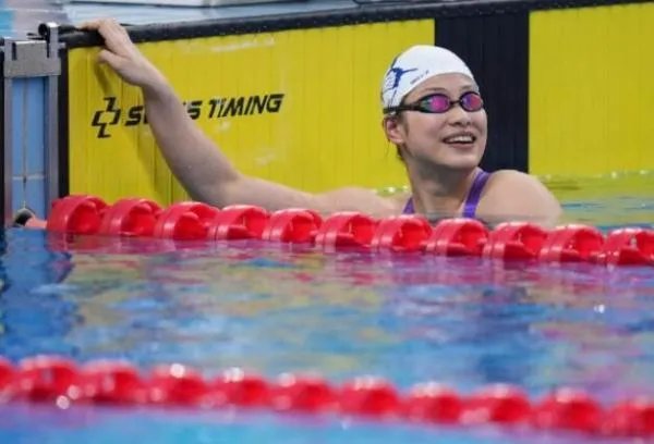 浙江小将余依婷刷新了世界纪录！她今日所获得的成绩离不开什么？