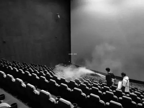 电影院开门了，看电影必须佩戴口罩，你怎么看？