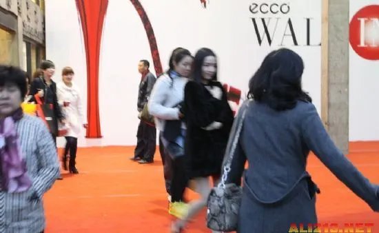 董洁婚变后现身捞金 双腿裸露“美丽冻人”！