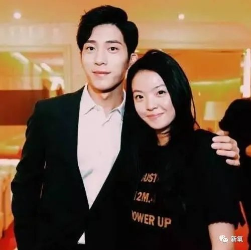 王中磊闺女晒长腿照，娱乐圈大佬们的千金都长什么样？