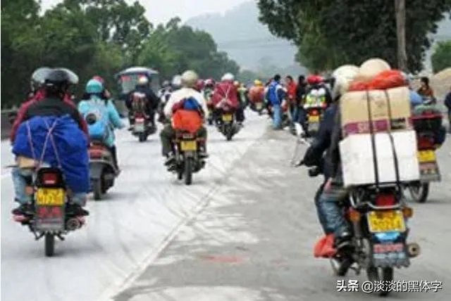 有些农民工日薪三四百,为何骑摩托车回家过年,而不坐飞机呢?