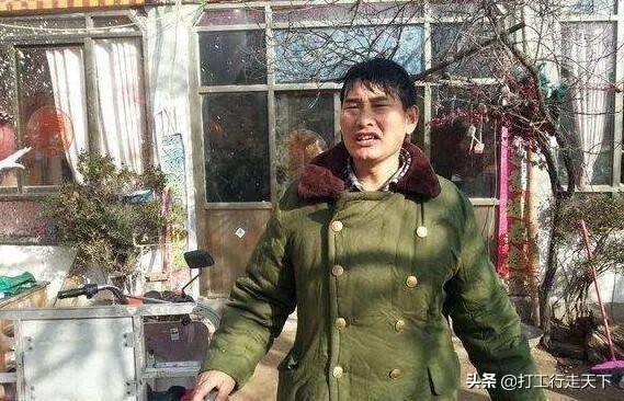 大衣哥家门被踹上热搜，如何看待大衣哥村子里的人？