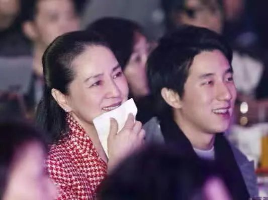 房祖名美国被扣车，为何一句“我爸是成龙”就被立即释放？