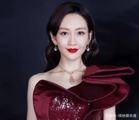 王鸥被小鲜肉探班，两人酒店过夜后挽手出门，是恋情曝光了吗？