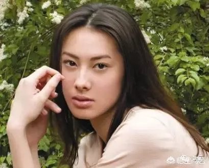 梁洛施前夫壕掷一亿为小26岁新欢买房，她是谁？