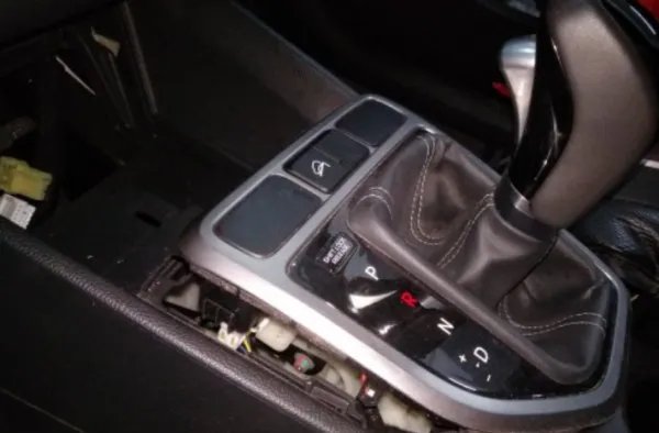 汽车中央扶手卡扣我位置环了怎么修复