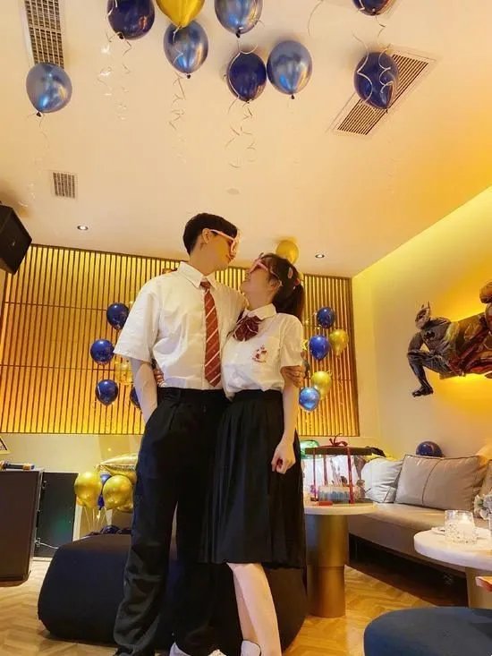 张檬为金恩圣卡点庆生情侣对戒引注目，两人是如何结缘的？