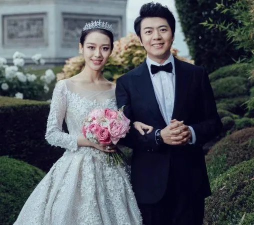 吉娜不顾镜头的存在躺入郎朗怀里,她的哪些举动让我们很吃惊?