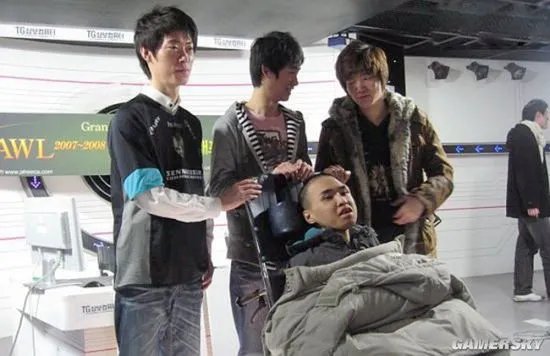 一根筷子闯联盟！励志无臂主播用筷子玩《LOL》