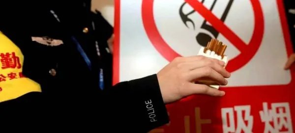 郑州一女子坐高铁抽电子烟吓坏乘客，高铁上允许出现电子烟吗？