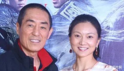 67岁张艺谋在社交软件晒出与36岁老婆合照，这让56岁的岳母作何感想？