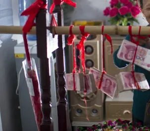 30万彩礼，150万的房子，男子当街暴打女友，这样的彩礼你能接受吗