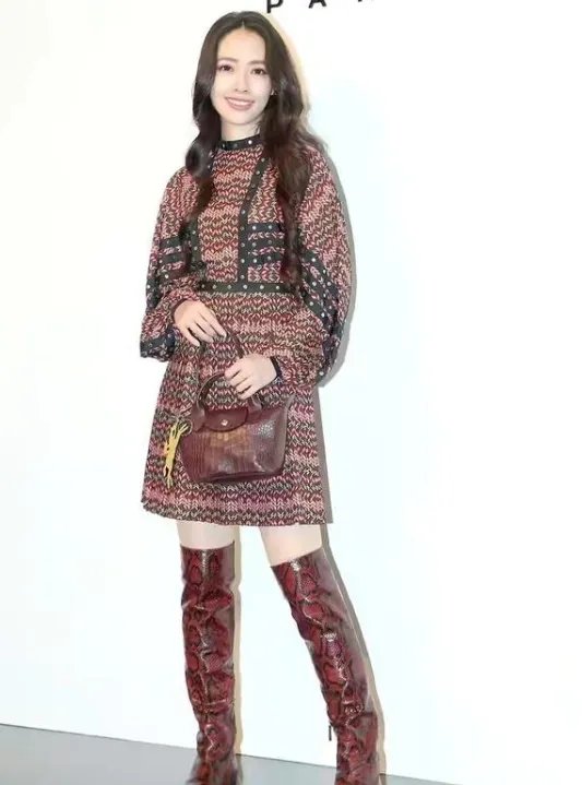 郭碧婷穿粉色帽衫身材圆润，你怎么看呢？