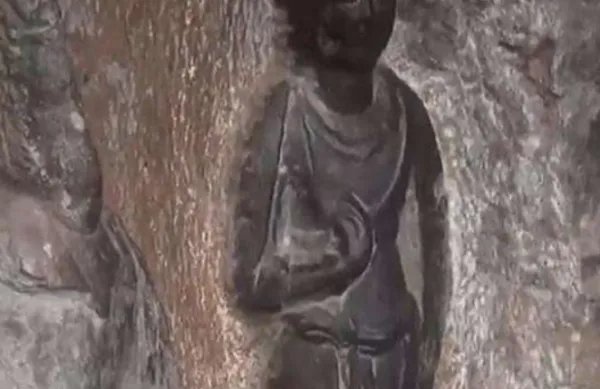 洛阳龙门石窟佛像被游客摸出包浆，这具体是咋回事？