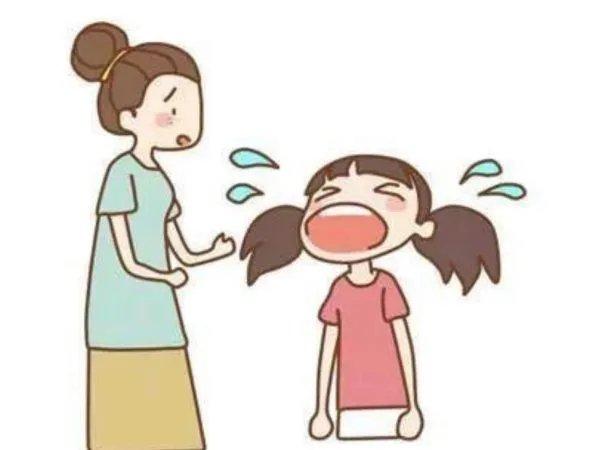 南昌街头一大妈因孩子太闹腾怒摔婴儿车，此事引发了网友的哪些质疑？