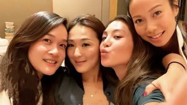 邢嘉倩31岁似少女,难不成颜值胜过继母的亲闺女?