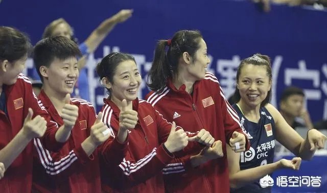 北仑站女排最后一战，大美女姚笛在场下捂嘴偷笑，朱婷还手舞足蹈的发生了什么？