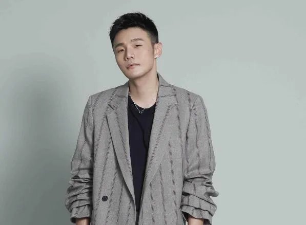 有网友发文说“被前男友祸害得听到李荣浩就想吐”,李荣浩是如何回复的?