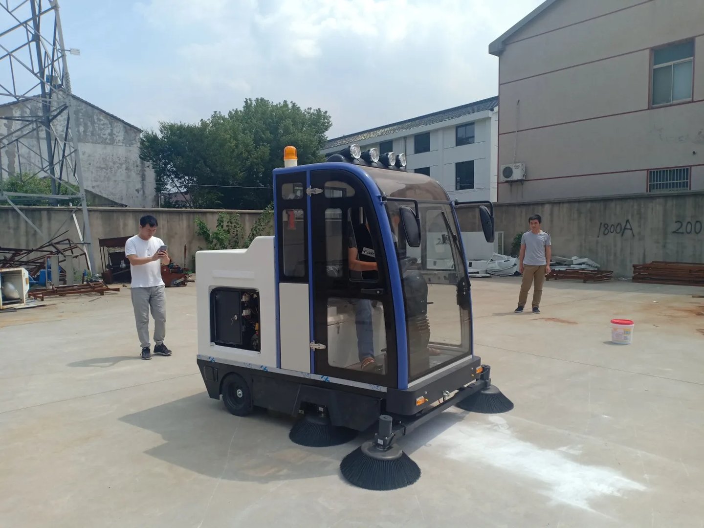 驾驶式扫地车与一般燃油扫地车哪个好？