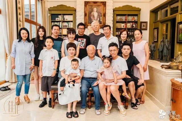 王中磊闺女晒长腿照，娱乐圈大佬们的千金都长什么样？