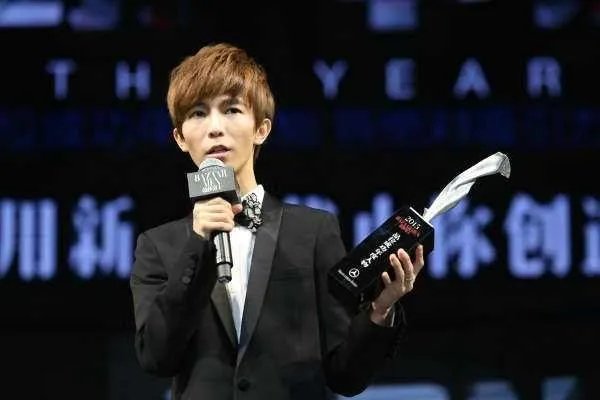 韩寒和郭敬明两人有何渊源？为何一直有人拿他们俩作比较？