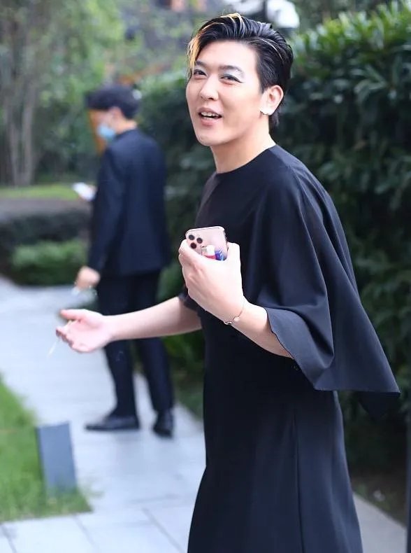 姜思达穿露背长裙现身街头,蓝眼影红指甲,不伦不类的穿衣自由,你怎么看?