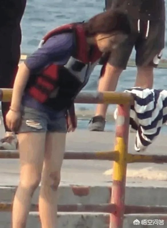 杨超越随地吐痰被批没素质，刚荣获文明旅游宣传大使。你怎么看待这件事情？