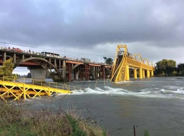 海南一高速大桥因突发塌陷封锁